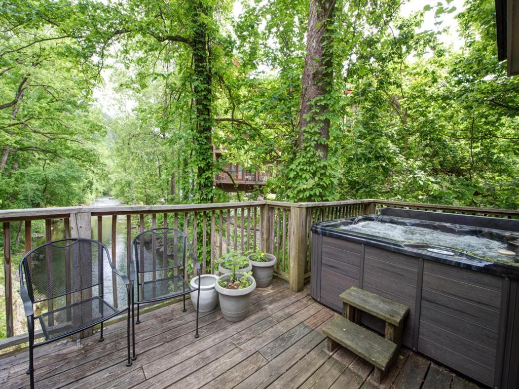 Holiday home River Cottage, 3 Bedrooms, Sleeps 8, Downtown, Pets, Hot Tub, Jacuzzi