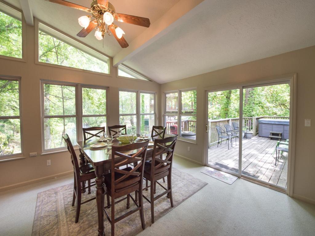 River Cottage, 3 Bedrooms, Sleeps 8, Downtown, Pets, Hot Tub, Jacuzzi *