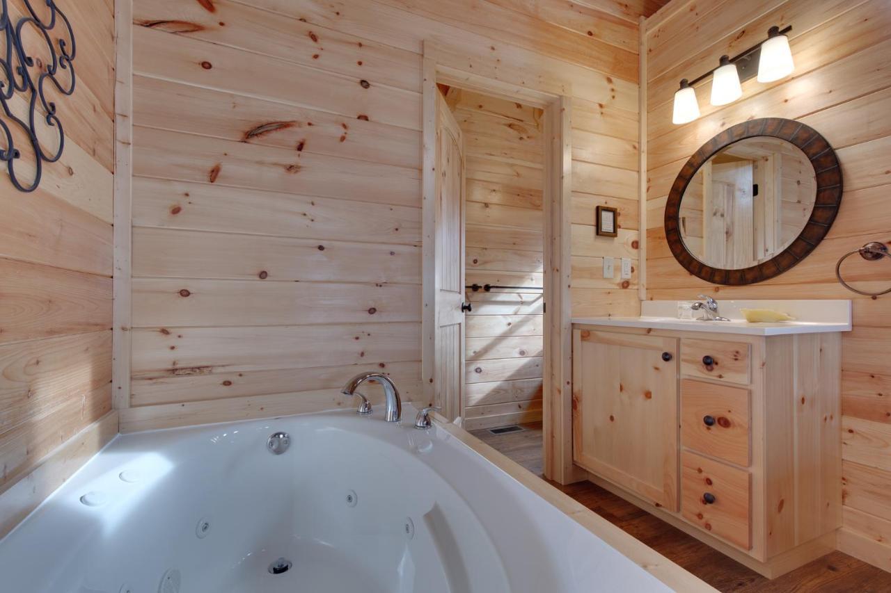 Always, 1 Bedroom, Hot Tub, Jetted Tub, Fireplace, Wifi, Sleeps 2 Holiday home Gatlinburg