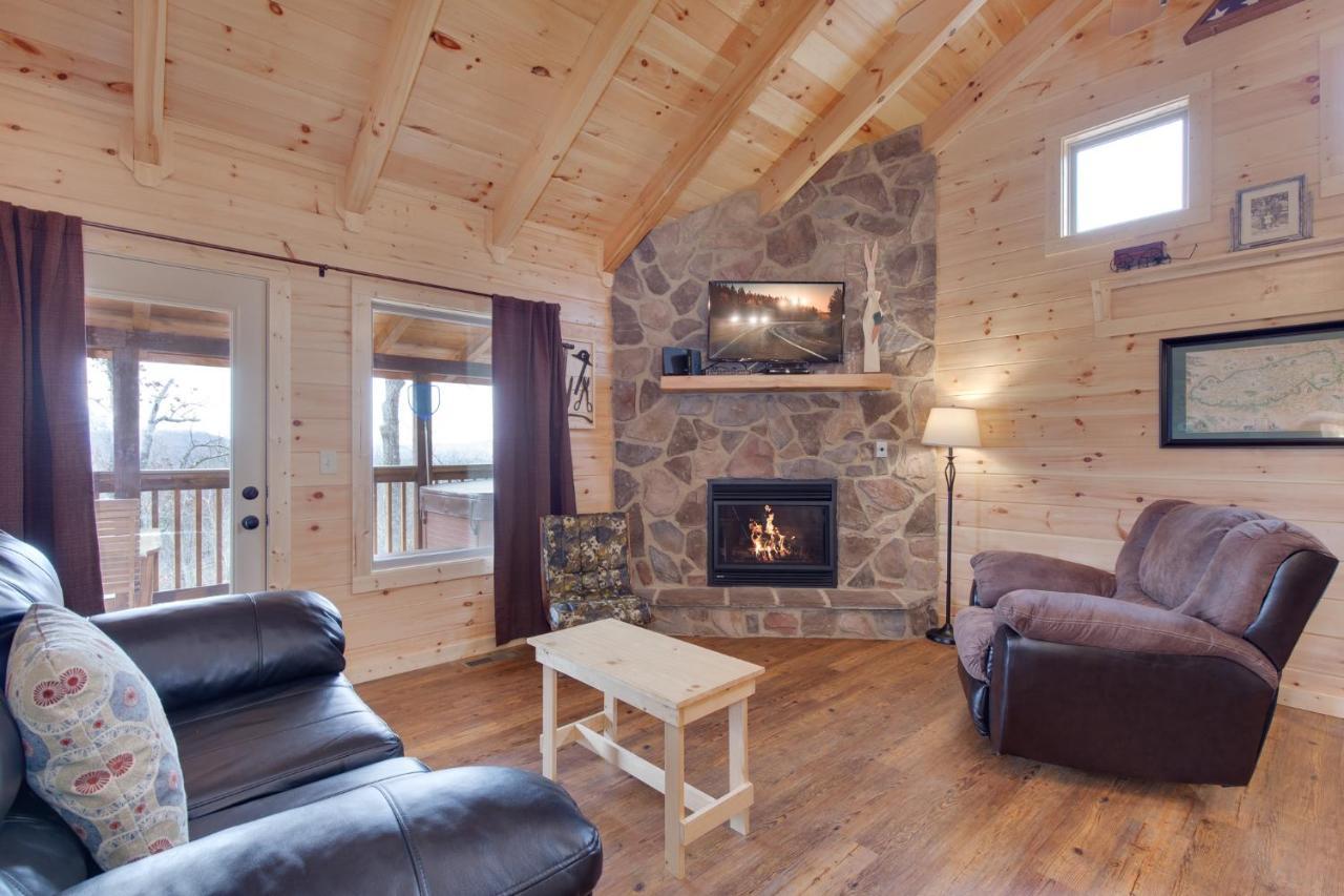 Always, 1 Bedroom, Hot Tub, Jetted Tub, Fireplace, Wifi, Sleeps 2 Holiday home *