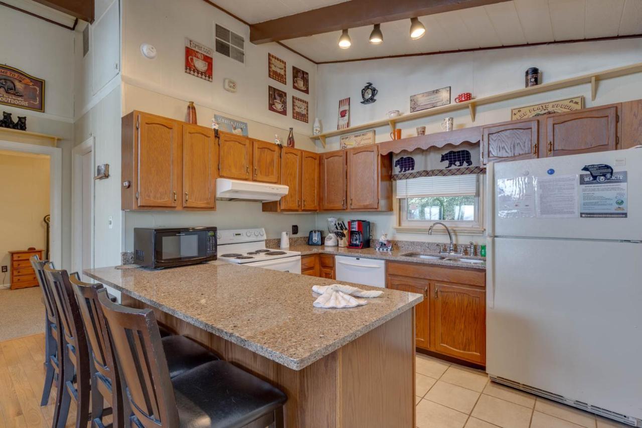Bear View Chalet, 3 Bedroom, Pool, Pets, Arcades, Wifi, Hot Tub, Sleeps 12
