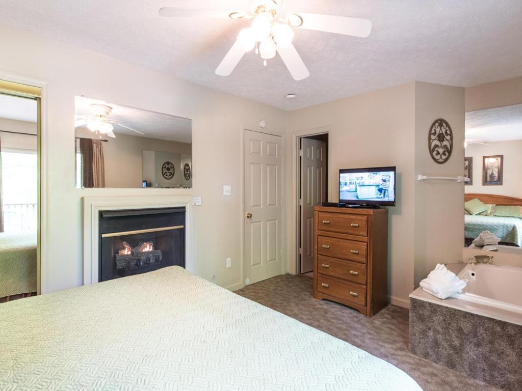 River Cottage, 3 Bedrooms, Sleeps 8, Downtown, Pets, Hot Tub, Jacuzzi