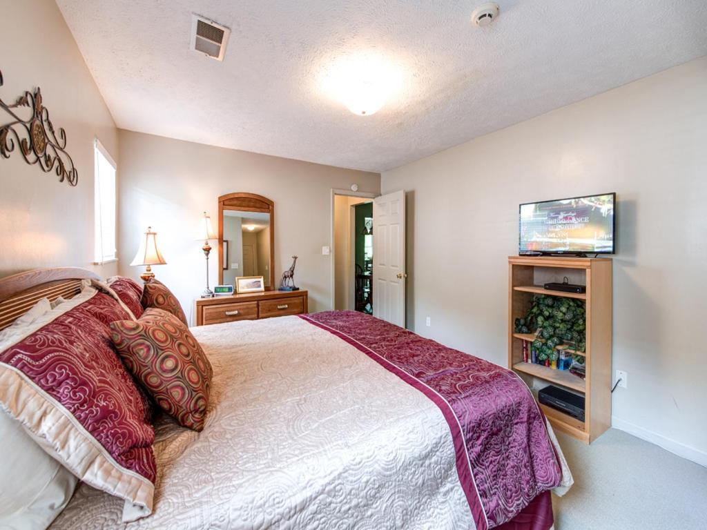 River Cottage, 3 Bedrooms, Sleeps 8, Downtown, Pets, Hot Tub, Jacuzzi Holiday home Gatlinburg