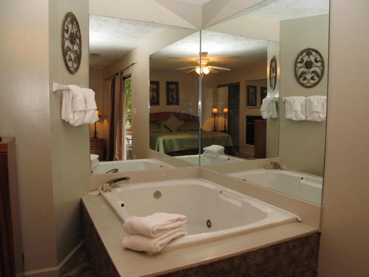 Holiday home River Cottage, 3 Bedrooms, Sleeps 8, Downtown, Pets, Hot Tub, Jacuzzi *
