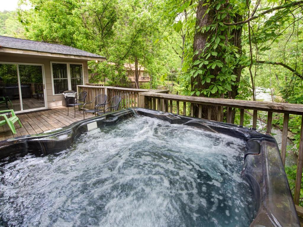 Holiday home River Cottage, 3 Bedrooms, Sleeps 8, Downtown, Pets, Hot Tub, Jacuzzi Gatlinburg