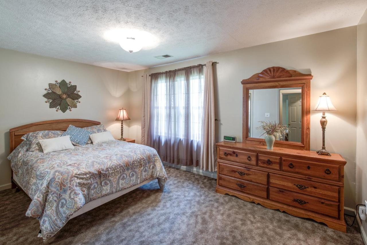Holiday home River Cottage, 3 Bedrooms, Sleeps 8, Downtown, Pets, Hot Tub, Jacuzzi Gatlinburg