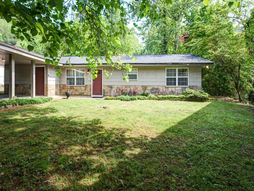 River Cottage, 3 Bedrooms, Sleeps 8, Downtown, Pets, Hot Tub, Jacuzzi