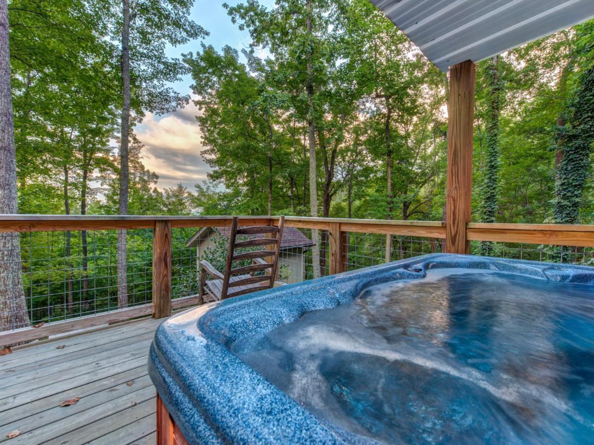 Bear View Chalet, 3 Bedroom, Pool, Pets, Arcades, Wifi, Hot Tub, Sleeps 12 Holiday home Gatlinburg