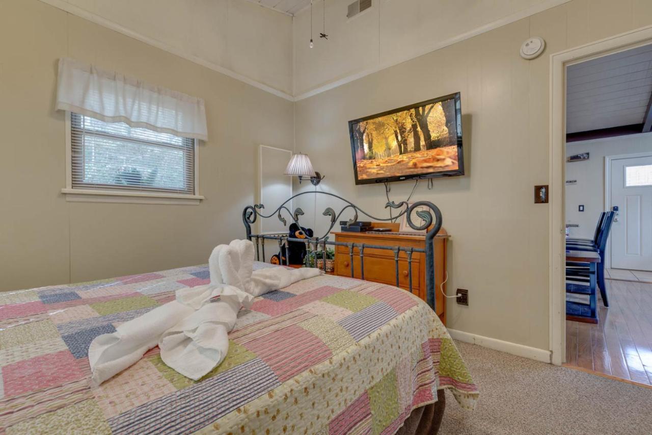 Bear View Chalet, 3 Bedroom, Pool, Pets, Arcades, Wifi, Hot Tub, Sleeps 12 Gatlinburg