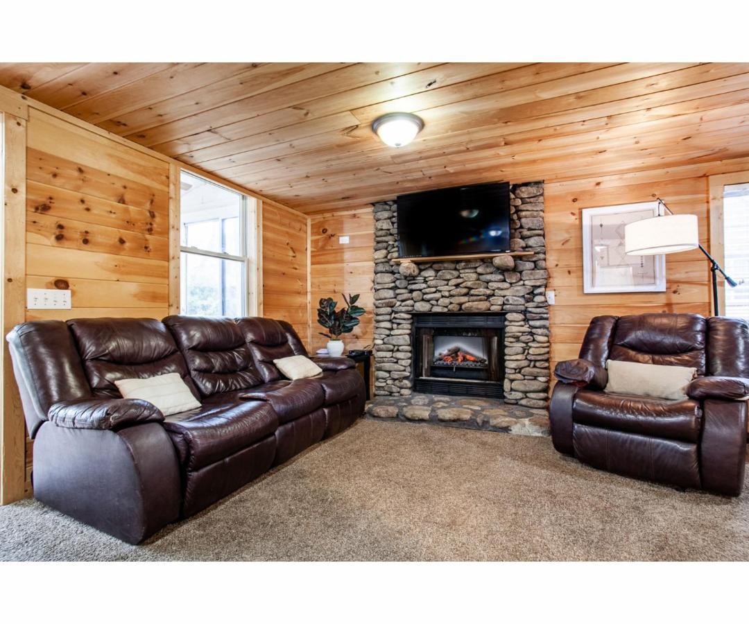 Hideaway - Hot Tub, Fireplace, Grill *