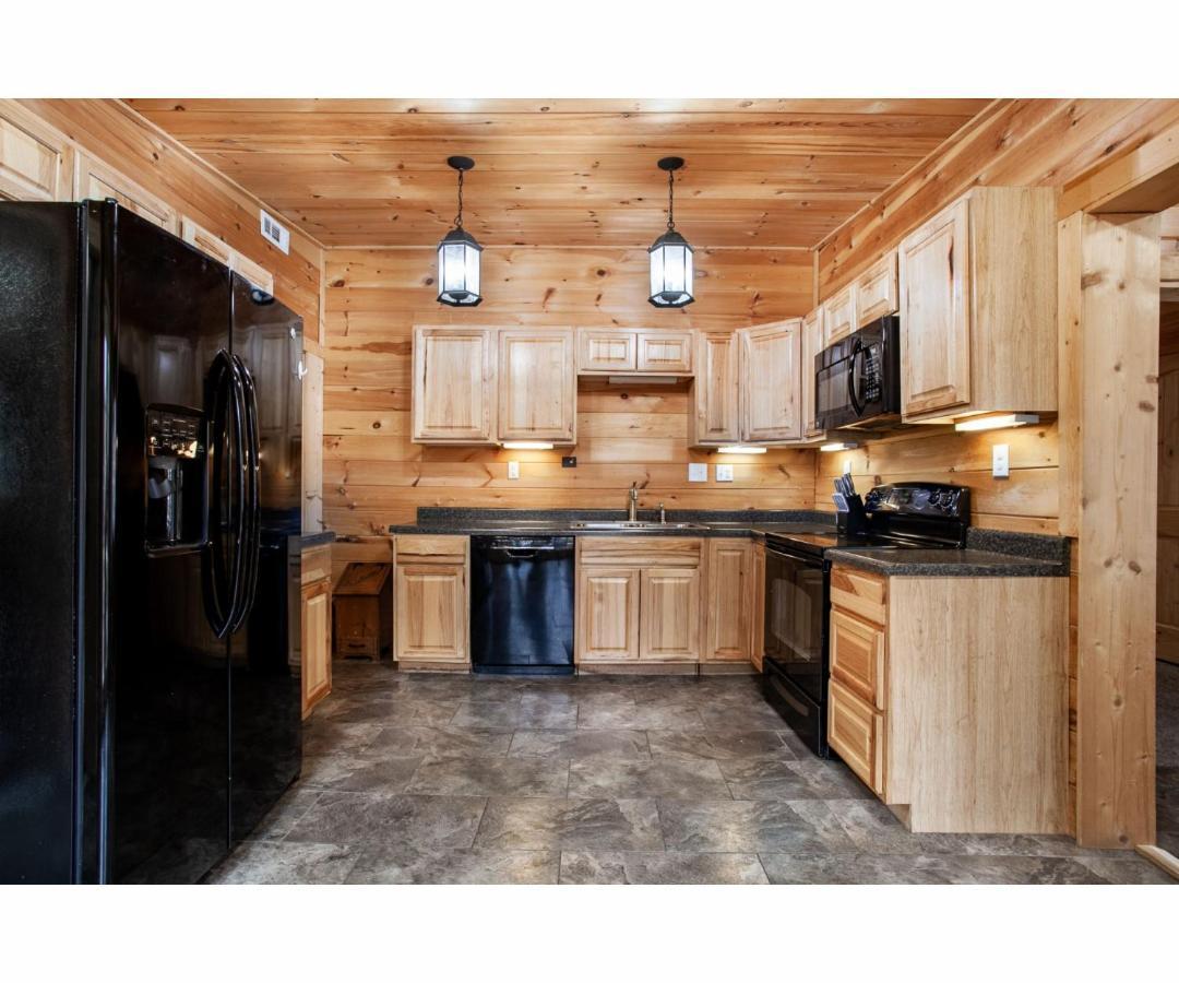 Hideaway - Hot Tub, Fireplace, Grill