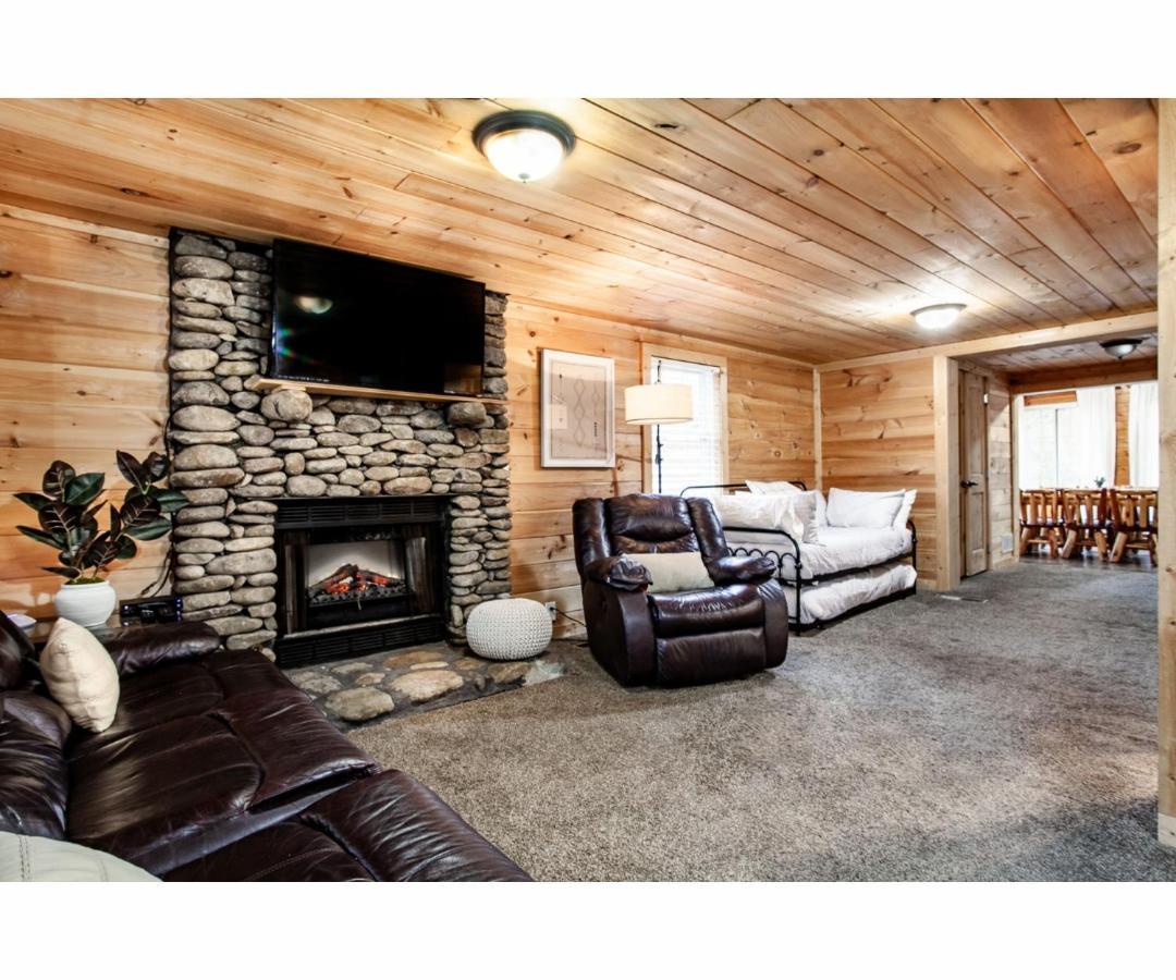 Hideaway - Hot Tub, Fireplace, Grill *