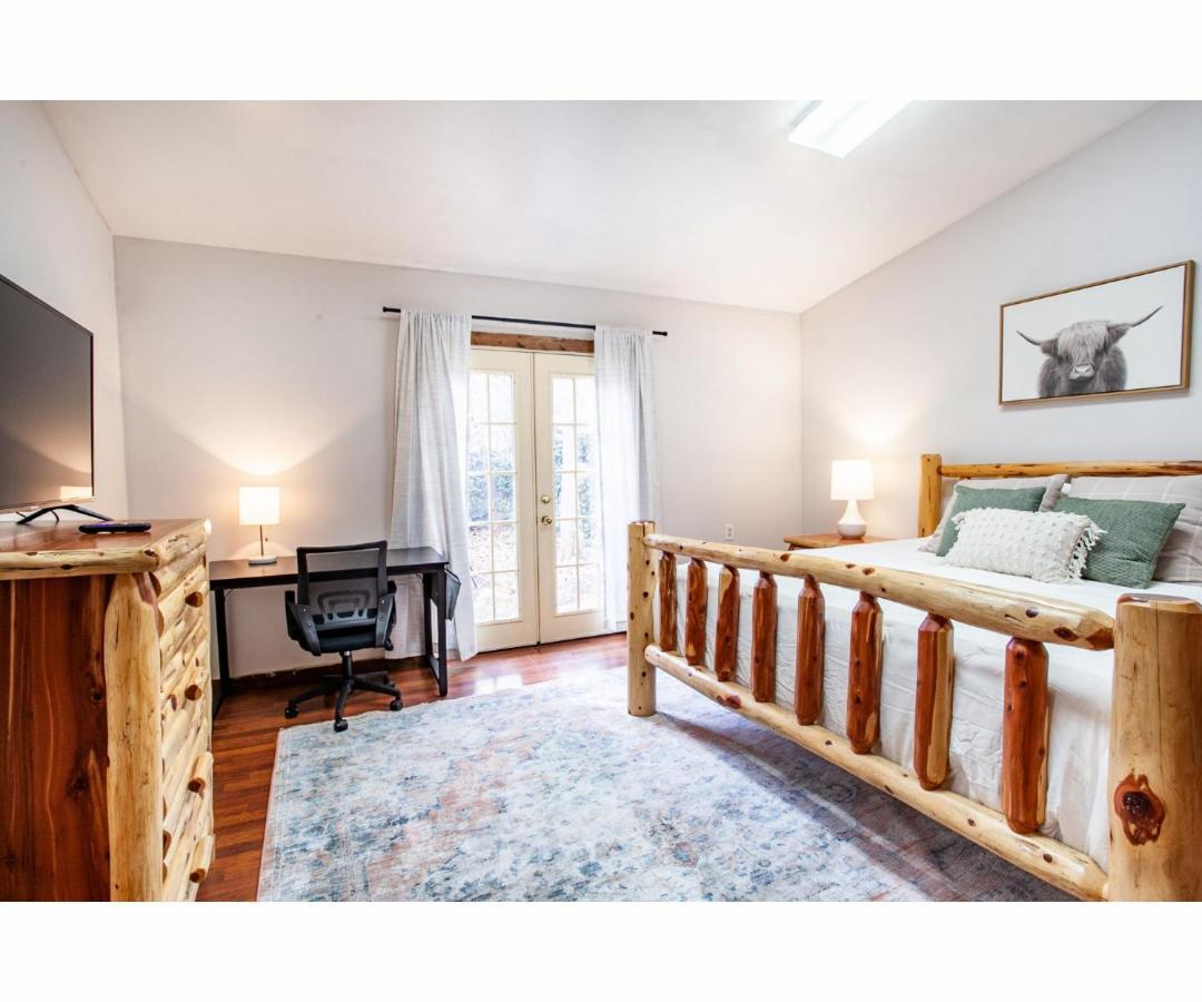 Hideaway - Hot Tub, Fireplace, Grill *