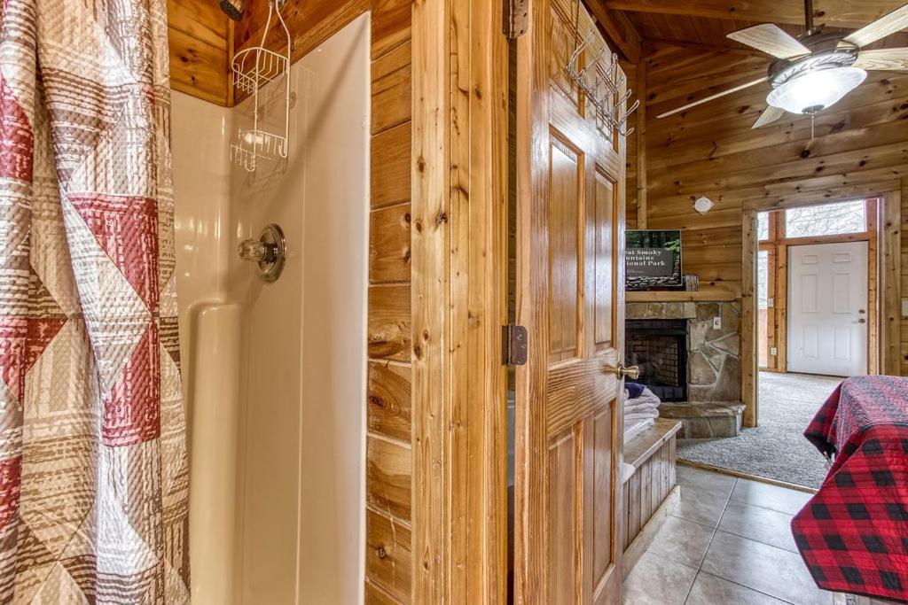 Bucky's Bungalow, Hot Tub, 1089 Of Free Attraction Tickets For Each Paid Day, Dollywood And More! Gatlinburg