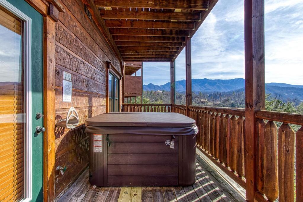Lazy Bear Lodge, Hot Tub, Pool, Wifi, 1089 Free Tickets Each Paid Day, Dollywood And *