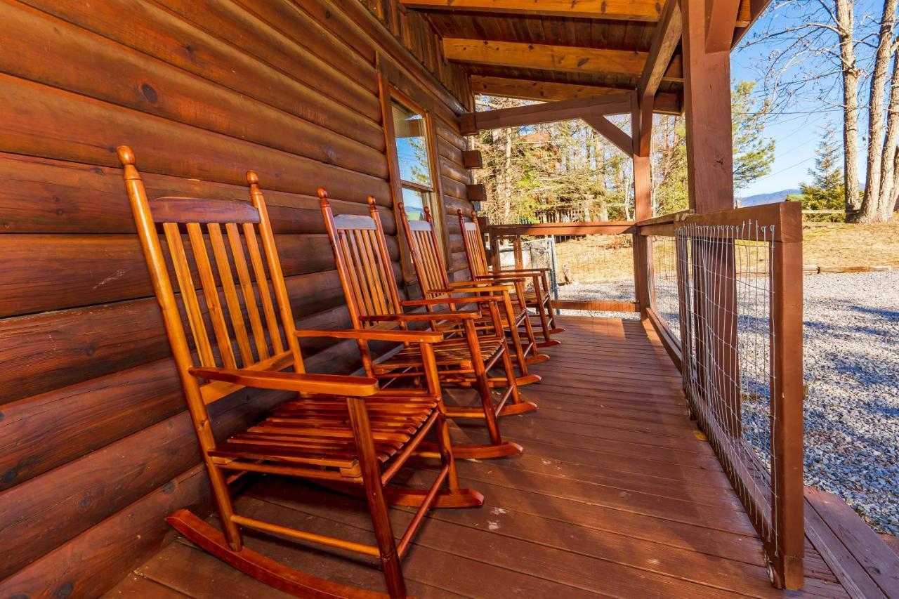 Holiday home Yogis Lair, Hot Tub, Foosball, Wifi, 1089 Free Tickets Each Paid Day, Dollywood And Gatlinburg