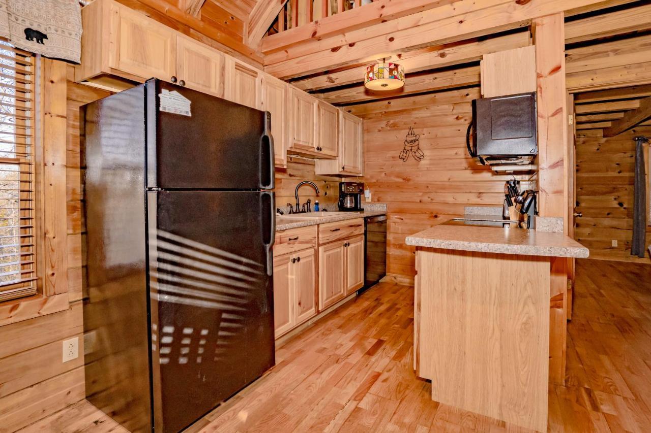 Yogis Lair, Hot Tub, Foosball, Wifi, 1089 Free Tickets Each Paid Day, Dollywood And Holiday home Gatlinburg