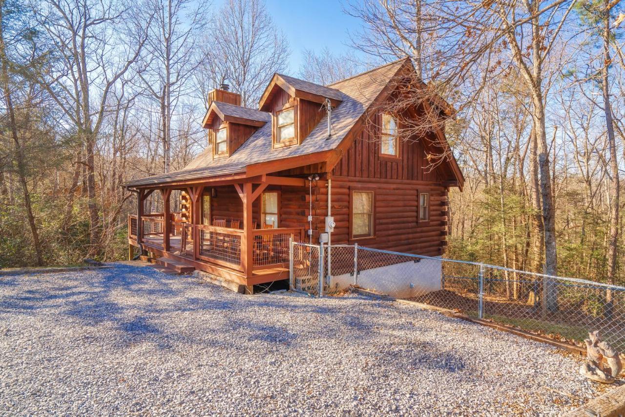 Yogis Lair, Hot Tub, Foosball, Wifi, 1089 Free Tickets Each Paid Day, Dollywood And Holiday home Gatlinburg