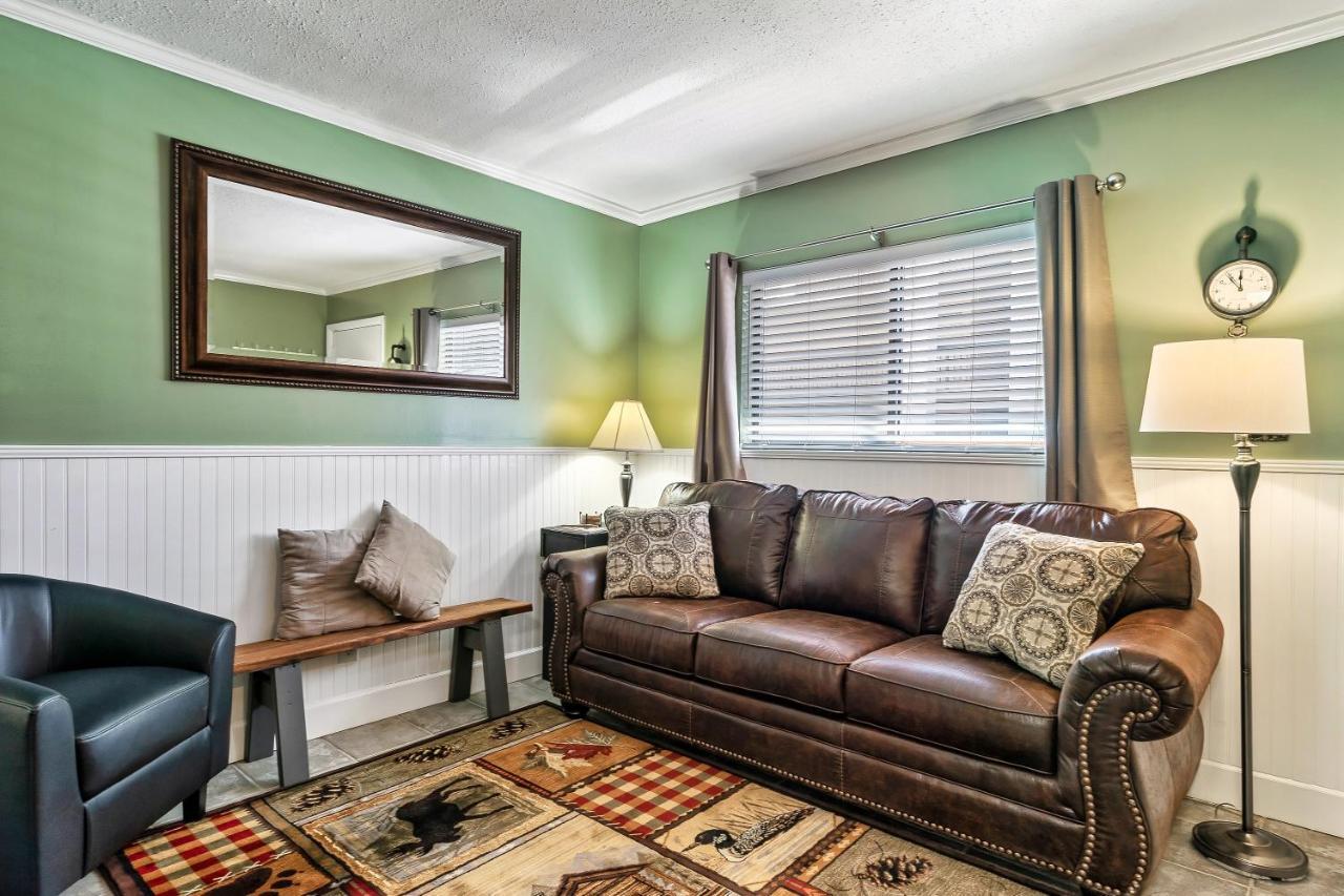 Apartment Lovely W/ Indoor Pool *only Steps To Parkway *