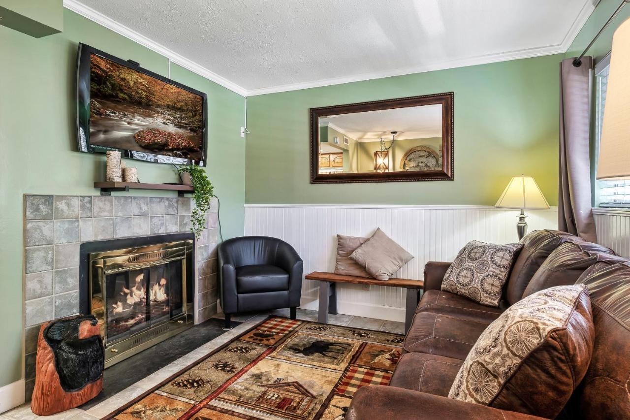 Apartment Lovely W/ Indoor Pool *only Steps To Parkway *