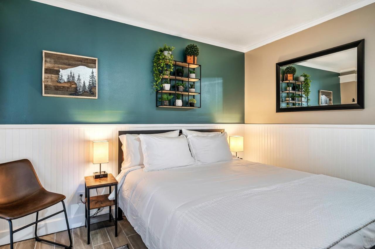 Apartment Lovely W/ Indoor Pool *only Steps To Parkway *