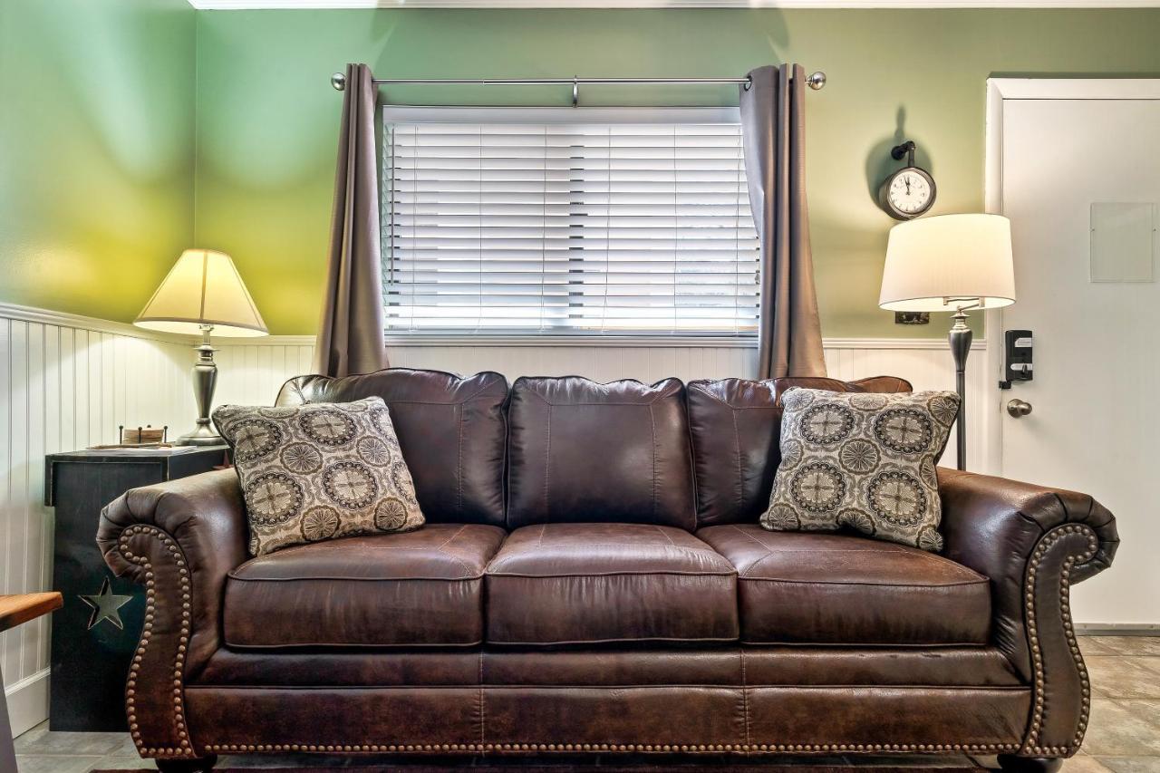 Apartment Lovely W/ Indoor Pool *only Steps To Parkway