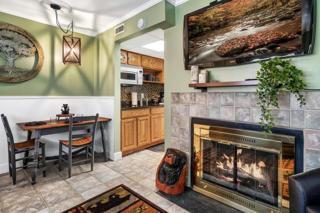 Lovely W/ Indoor Pool *only Steps To Parkway Apartment Gatlinburg