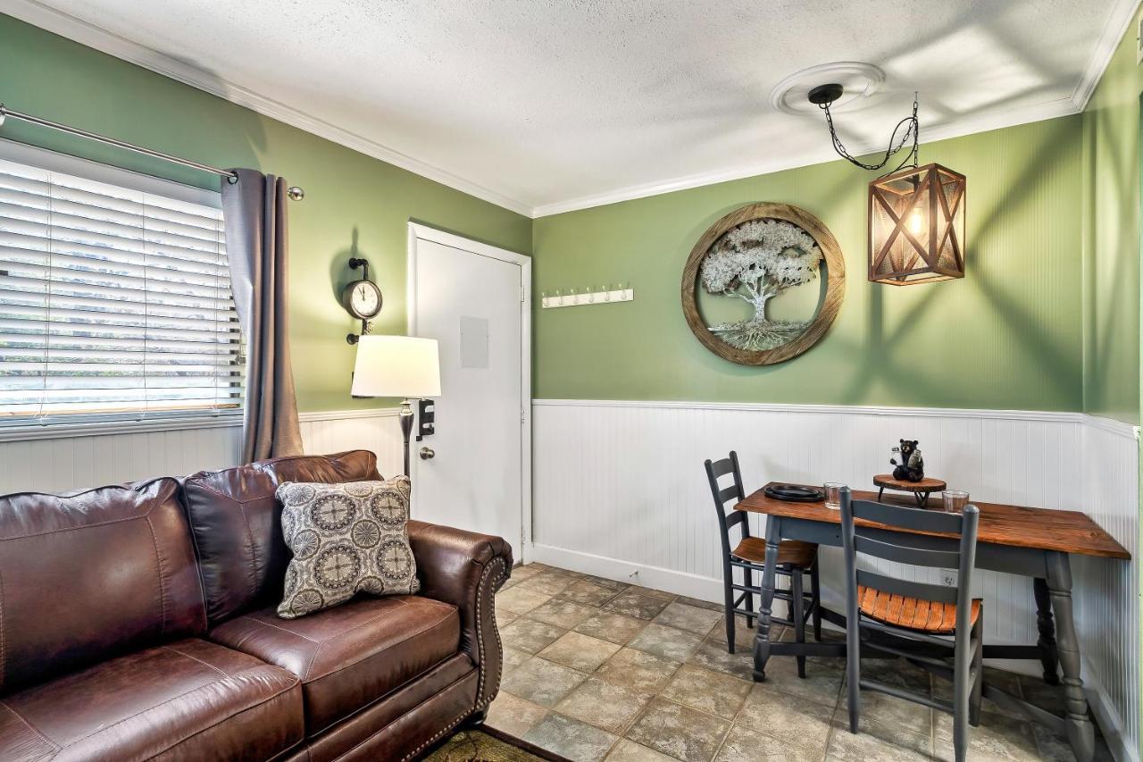 Lovely W/ Indoor Pool *only Steps To Parkway Gatlinburg