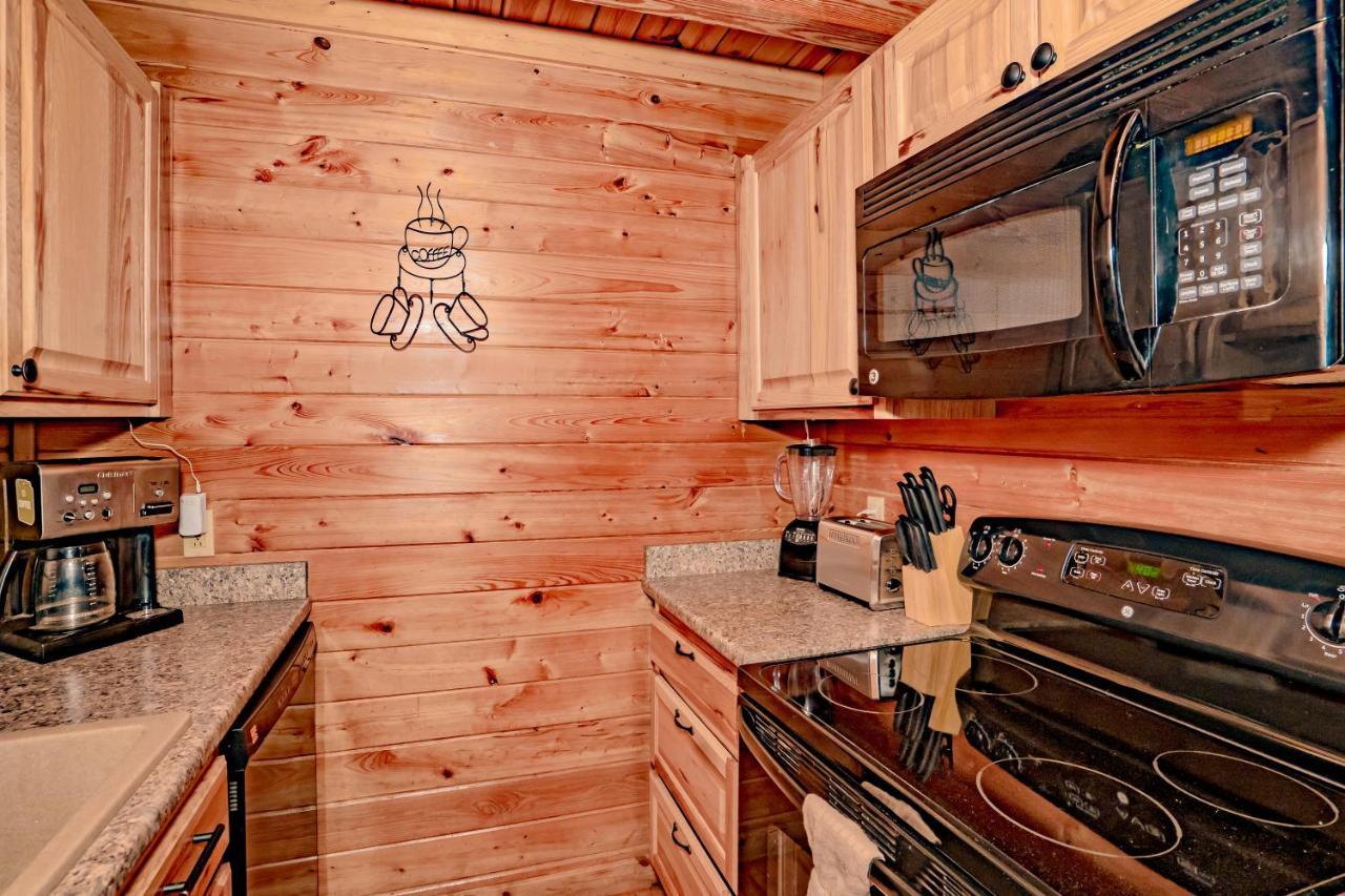 Yogis Lair, Hot Tub, Foosball, Wifi, 1089 Free Tickets Each Paid Day, Dollywood And Holiday home Gatlinburg