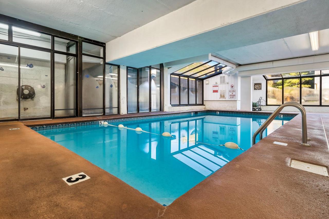 Lovely W/ Indoor Pool *only Steps To Parkway