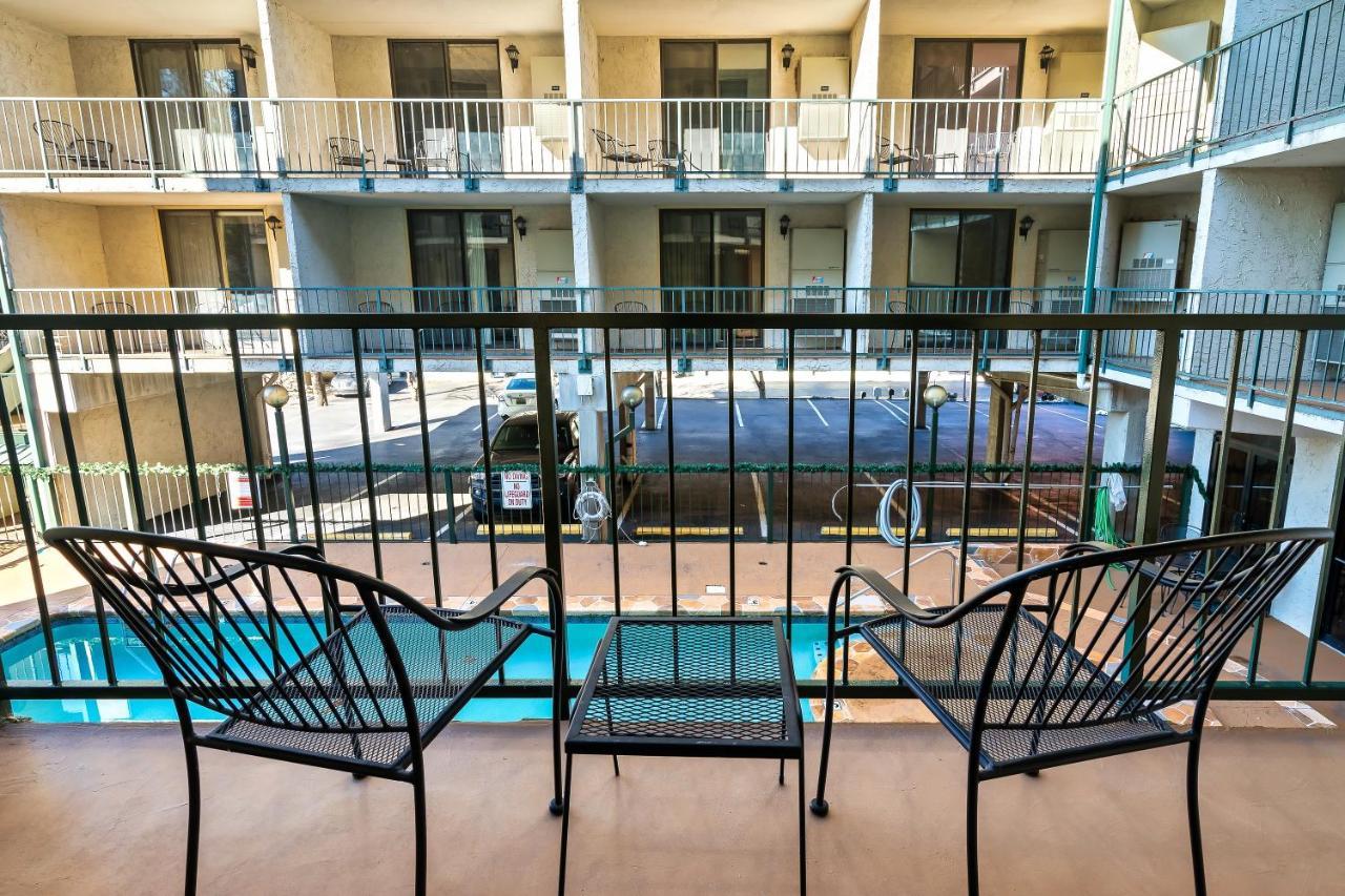 Lovely W/ Indoor Pool *only Steps To Parkway *