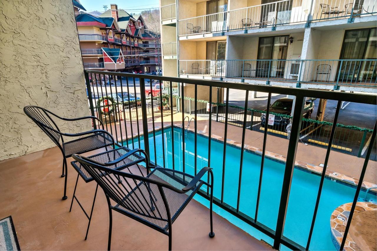 Lovely W/ Indoor Pool *only Steps To Parkway