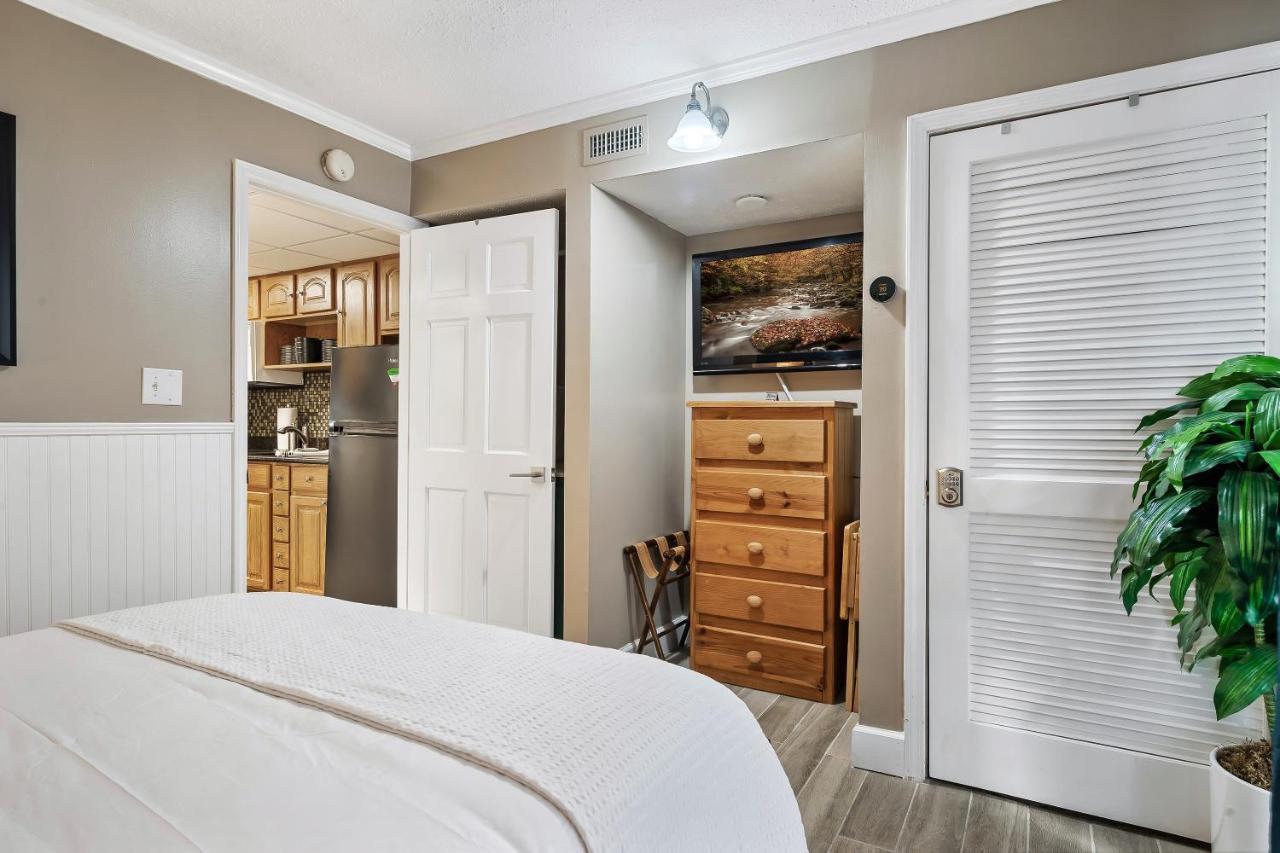 Lovely W/ Indoor Pool *only Steps To Parkway