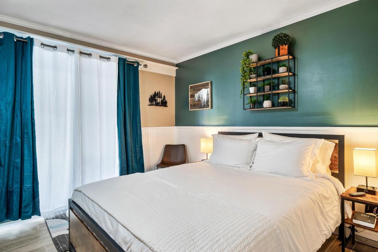 Lovely W/ Indoor Pool *only Steps To Parkway *