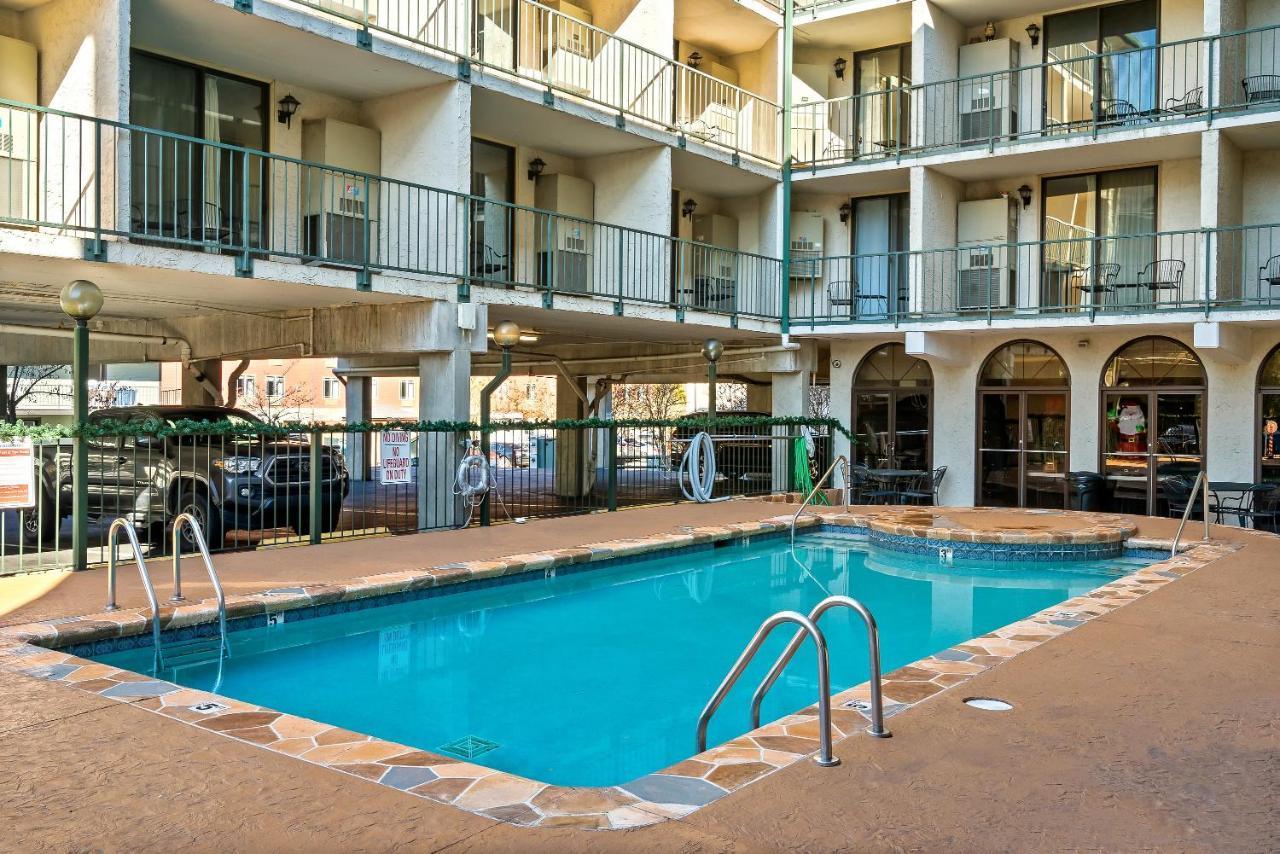 Lovely W/ Indoor Pool *only Steps To Parkway