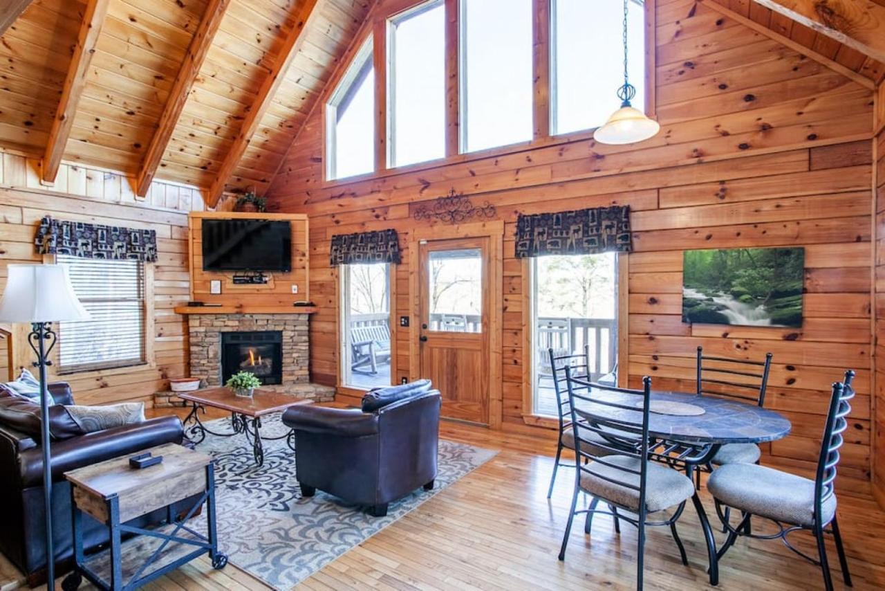 Whisk A Way With Hot Tub, Pool Table And Jacuzzi * Gatlinburg