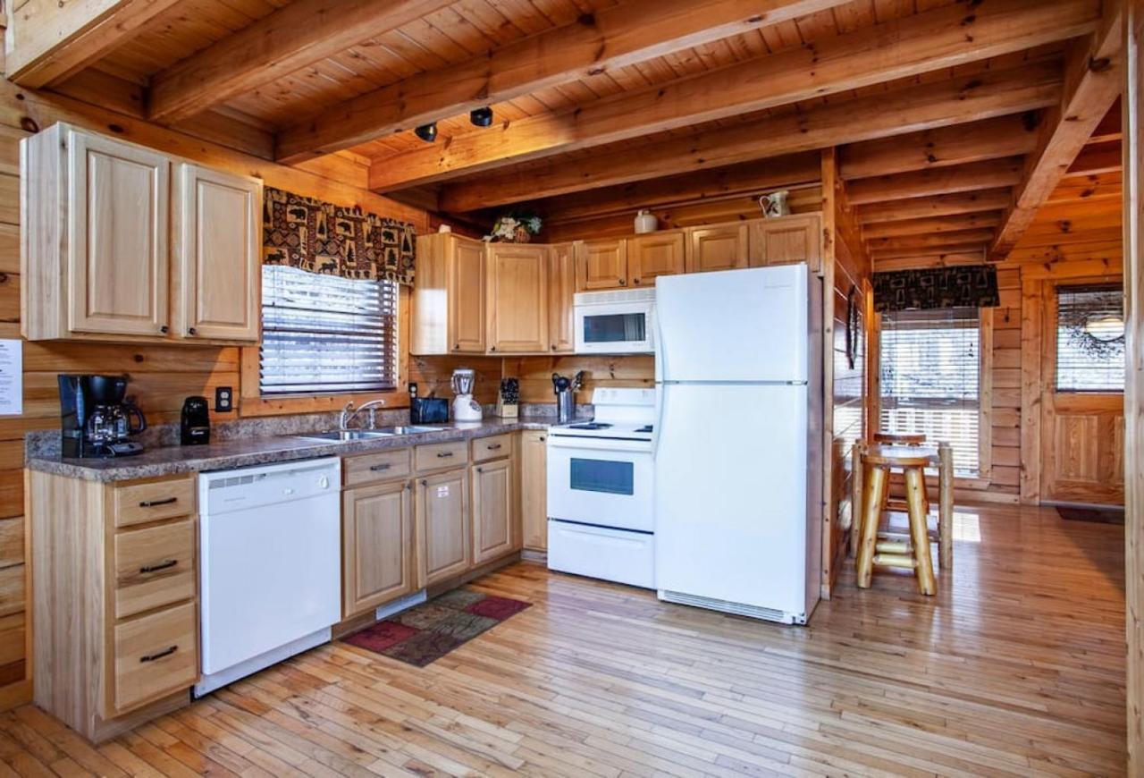 Whisk A Way With Hot Tub, Pool Table And Jacuzzi * Gatlinburg