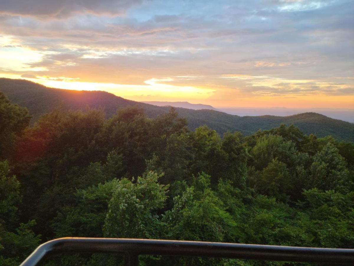 Mountain Magnificent Views - 2 Pools, Fireplace & Hot Tub Gatlinburg
