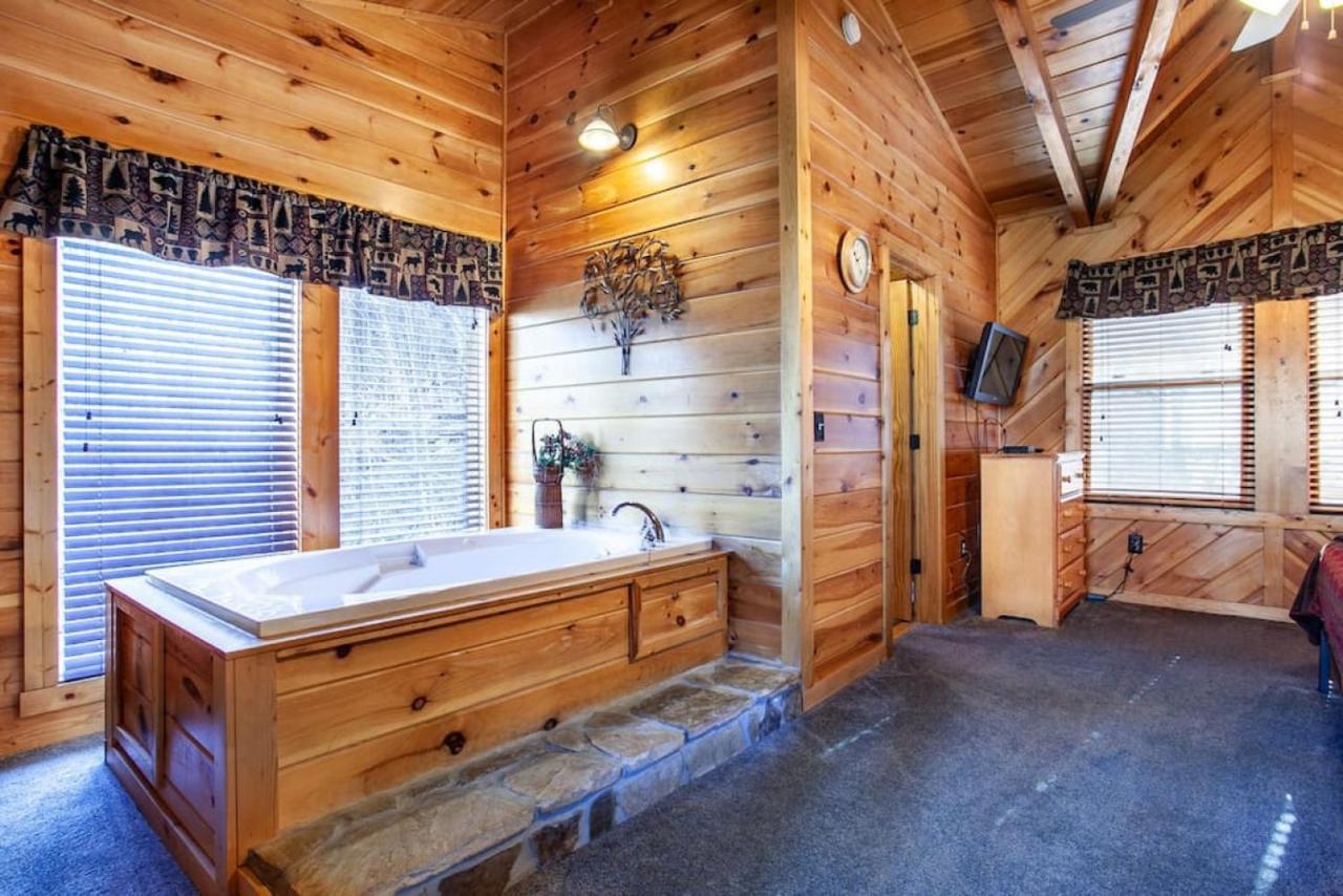 Holiday home Whisk A Way With Hot Tub, Pool Table And Jacuzzi Gatlinburg
