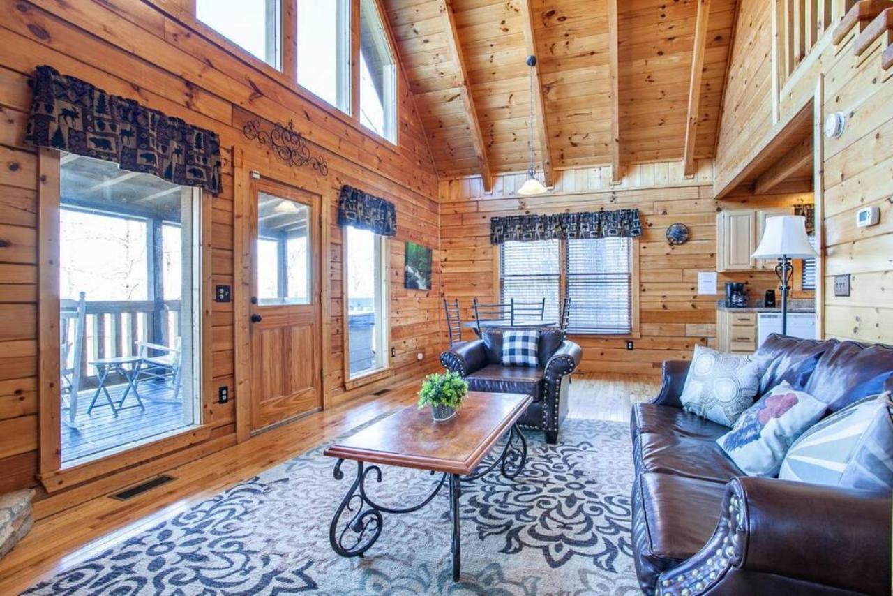 Whisk A Way With Hot Tub, Pool Table And Jacuzzi * Gatlinburg