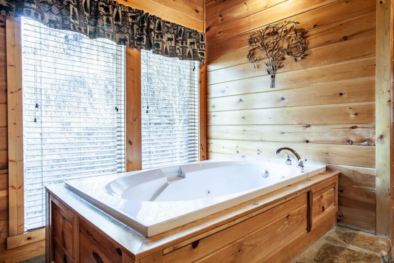 Holiday home Whisk A Way With Hot Tub, Pool Table And Jacuzzi Gatlinburg