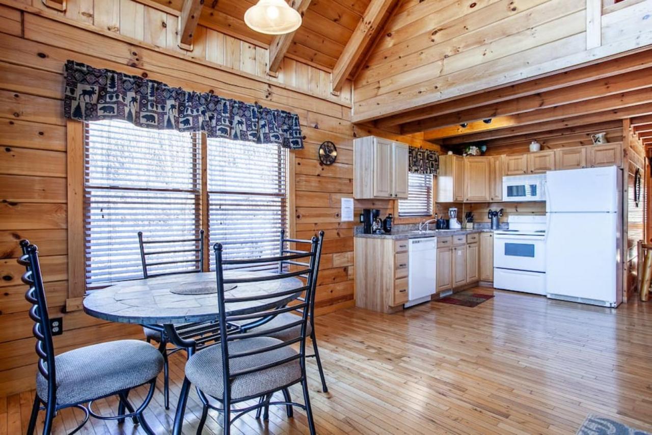 Whisk A Way With Hot Tub, Pool Table And Jacuzzi Holiday home Gatlinburg