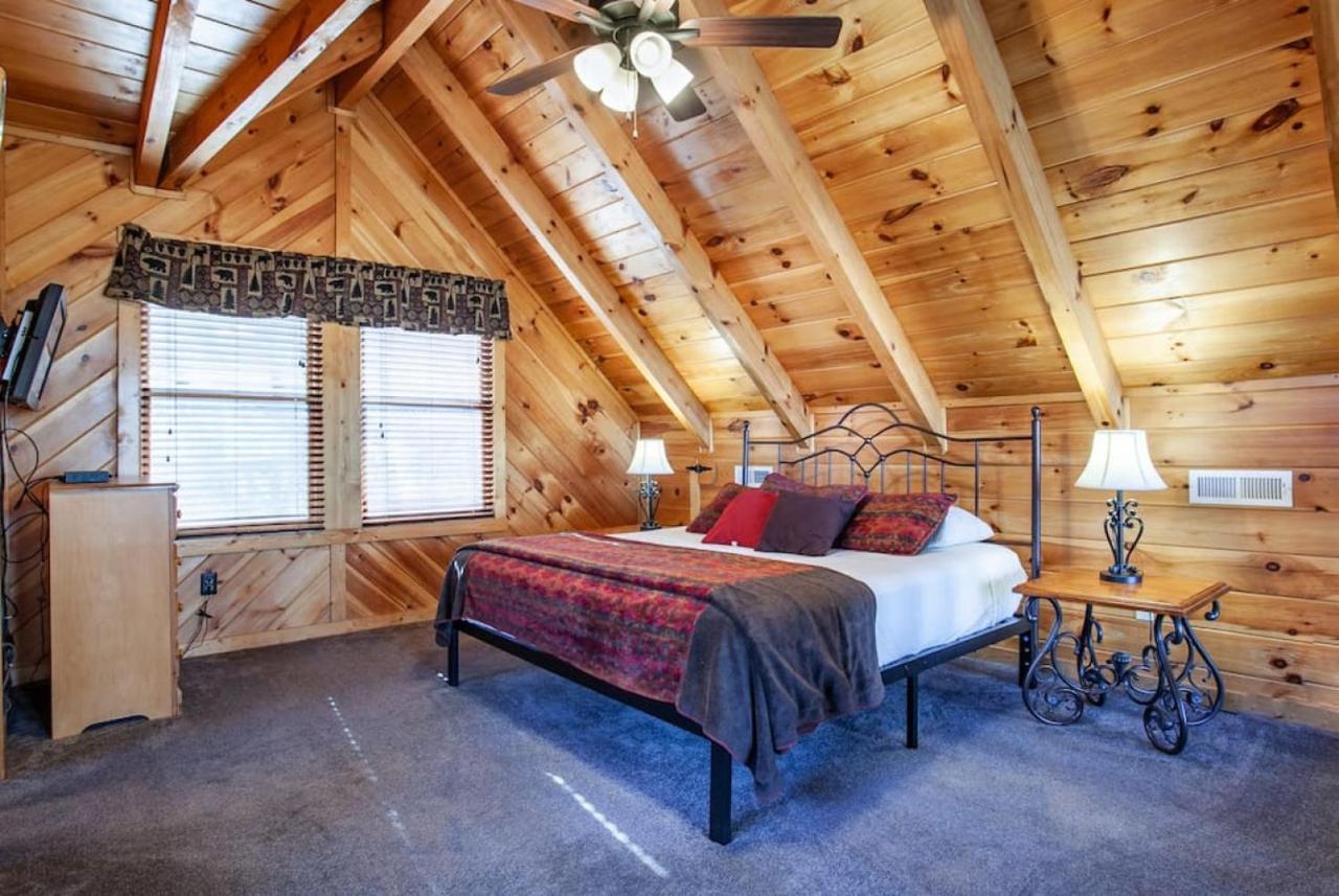 Whisk A Way With Hot Tub, Pool Table And Jacuzzi * Gatlinburg