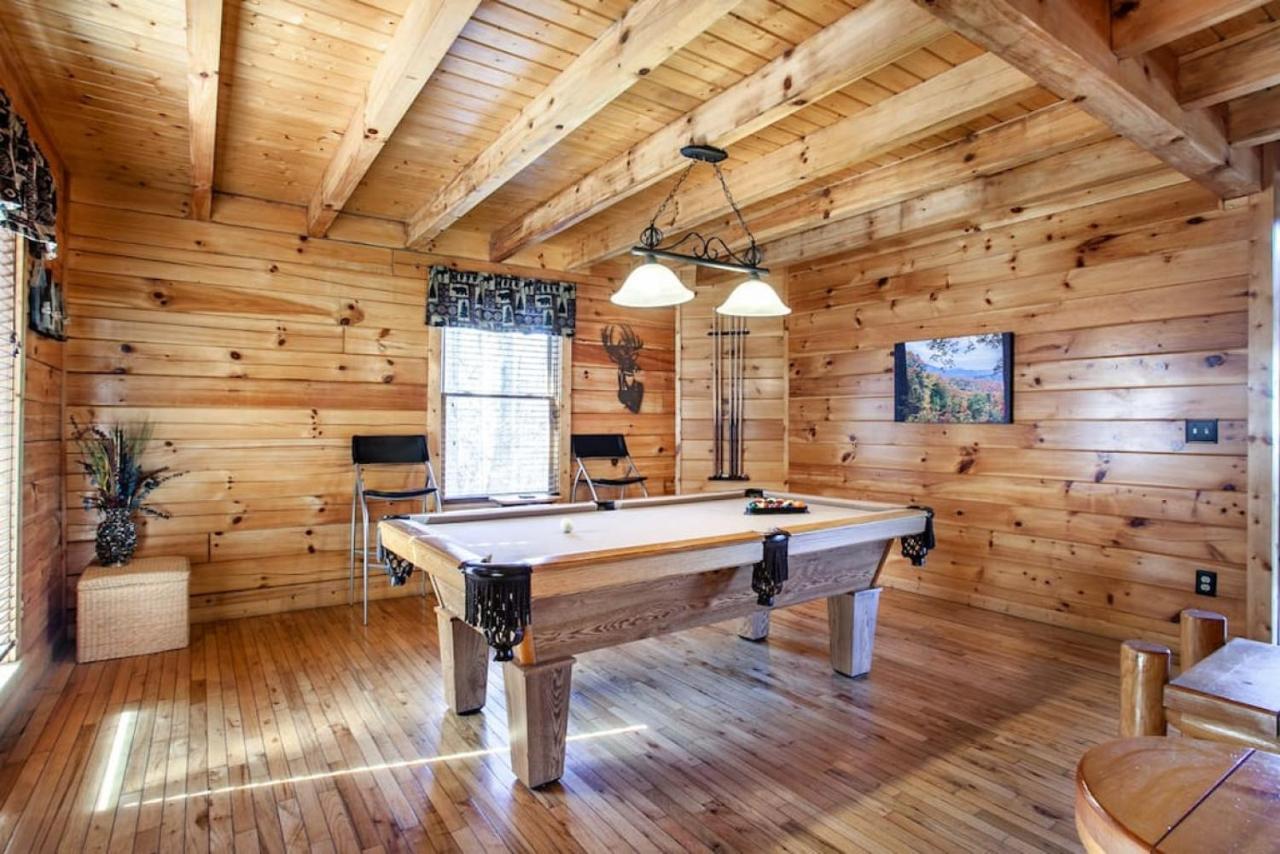 Whisk A Way With Hot Tub, Pool Table And Jacuzzi * Gatlinburg