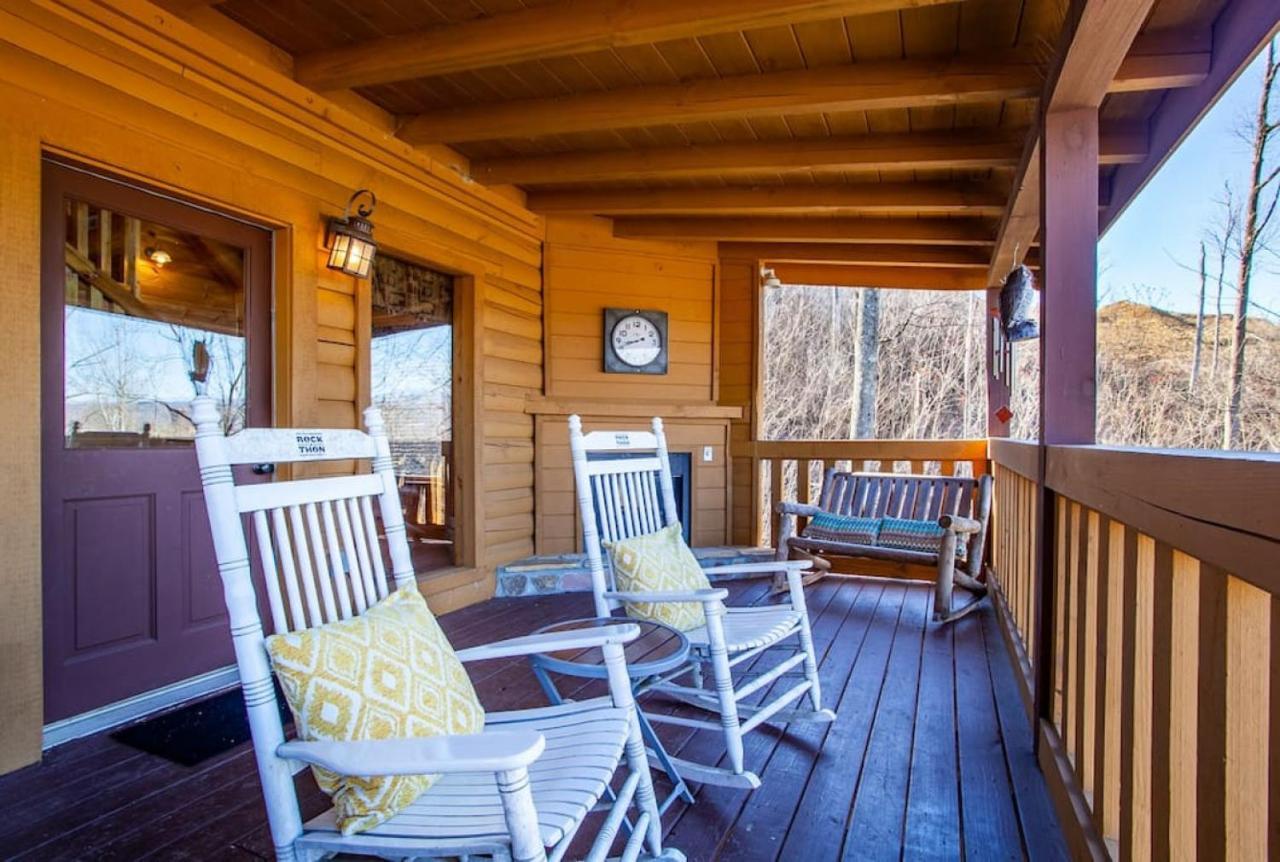 Whisk A Way With Hot Tub, Pool Table And Jacuzzi Gatlinburg
