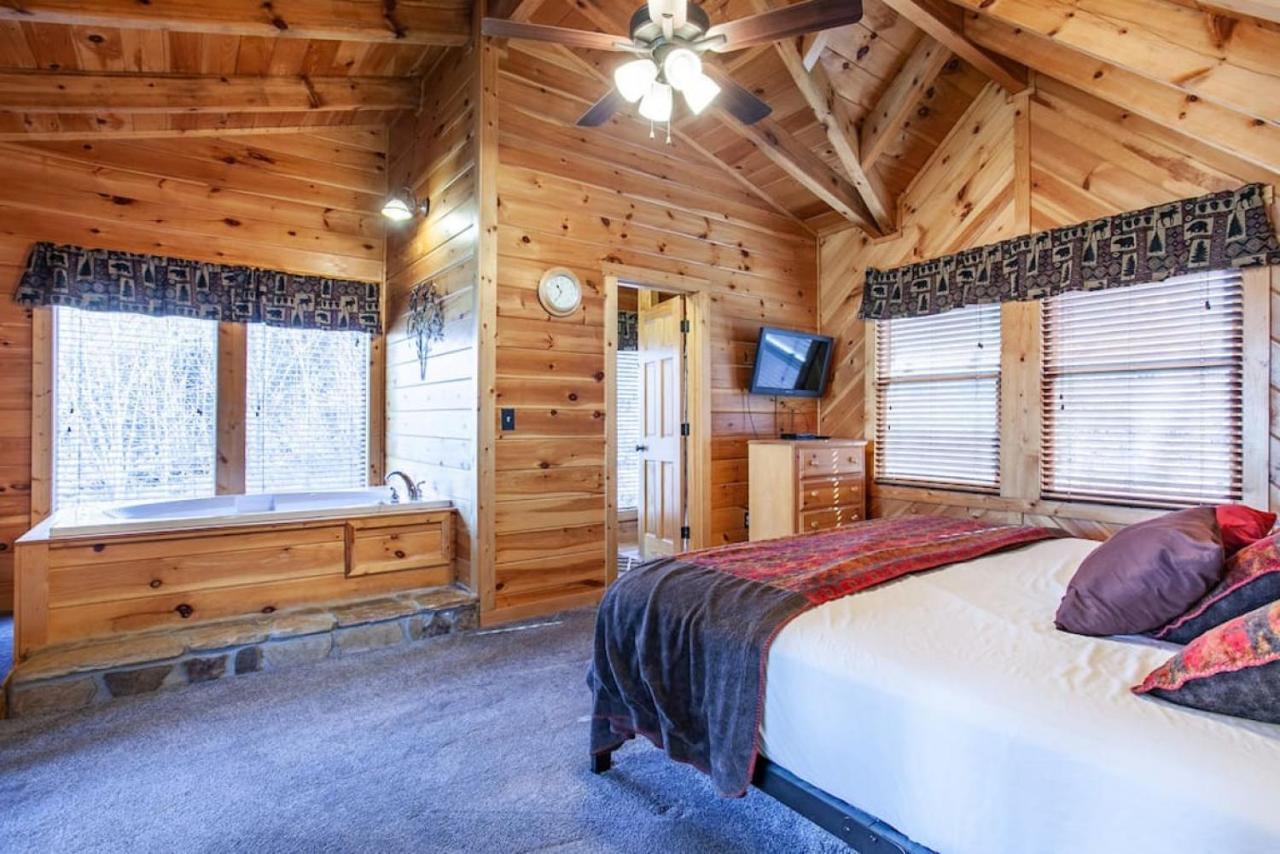 Whisk A Way With Hot Tub, Pool Table And Jacuzzi * Gatlinburg