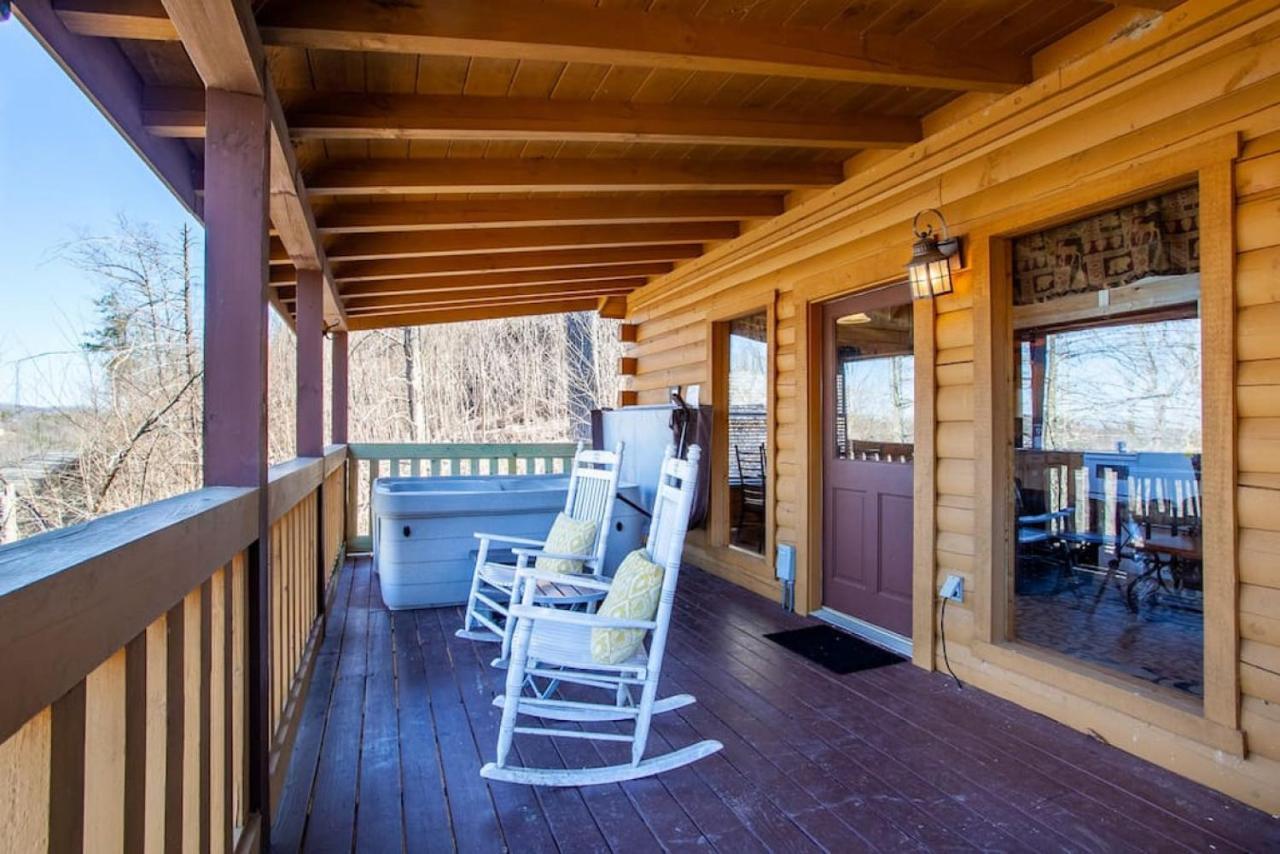 Whisk A Way With Hot Tub, Pool Table And Jacuzzi Gatlinburg