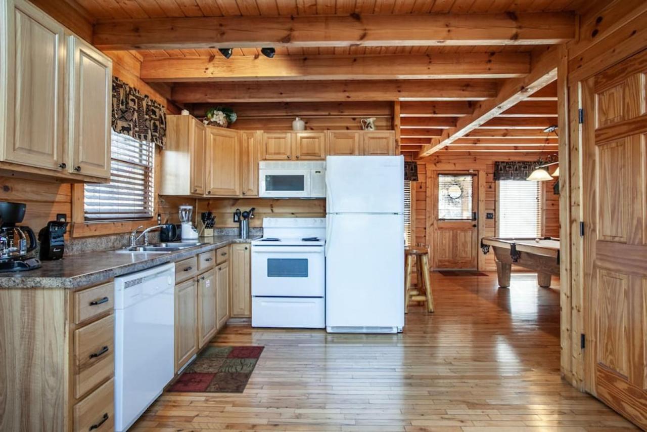 Holiday home Whisk A Way With Hot Tub, Pool Table And Jacuzzi Gatlinburg
