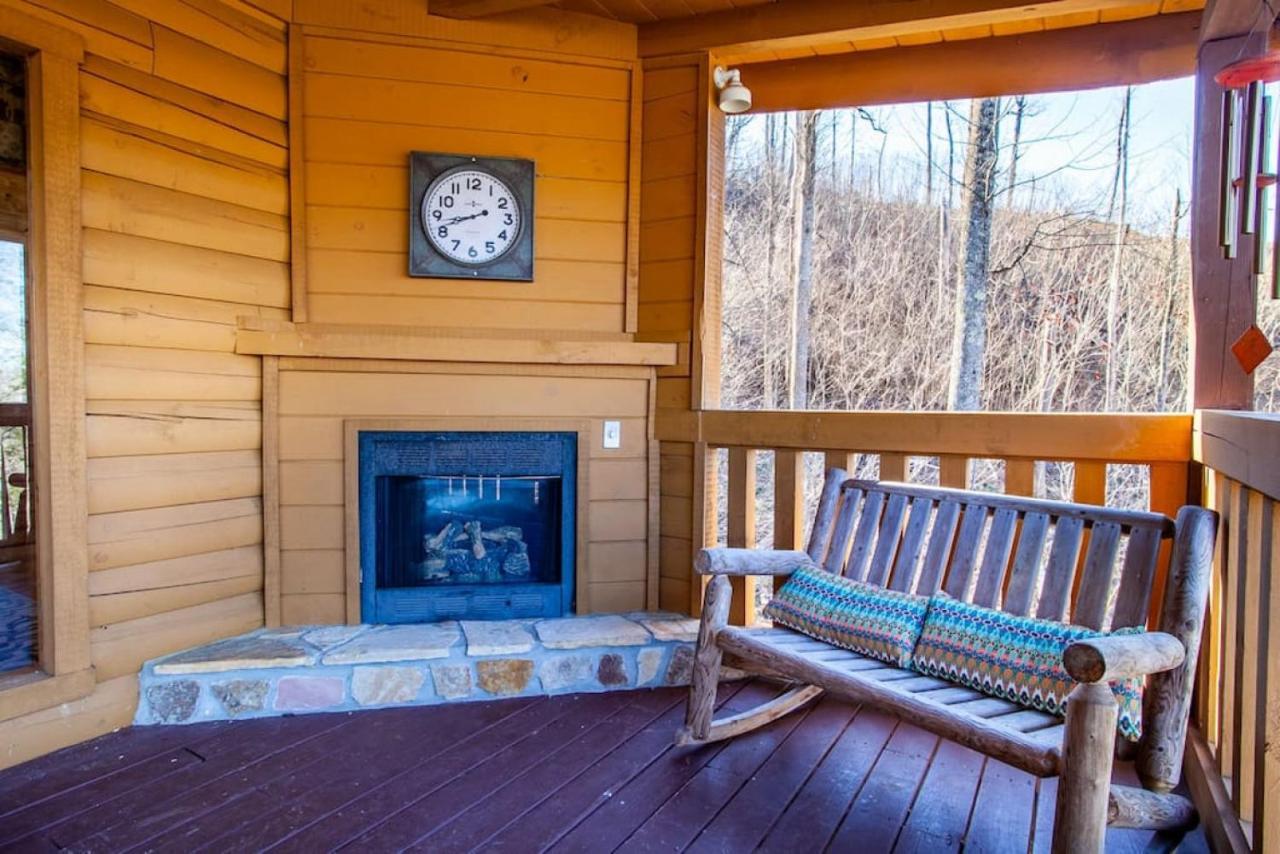 Whisk A Way With Hot Tub, Pool Table And Jacuzzi *