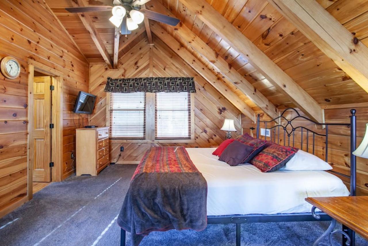 Whisk A Way With Hot Tub, Pool Table And Jacuzzi Gatlinburg